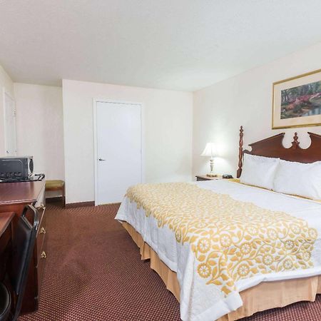 Days Inn By Wyndham Amherst Dış mekan fotoğraf