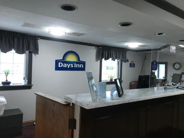 Days Inn By Wyndham Amherst Dış mekan fotoğraf