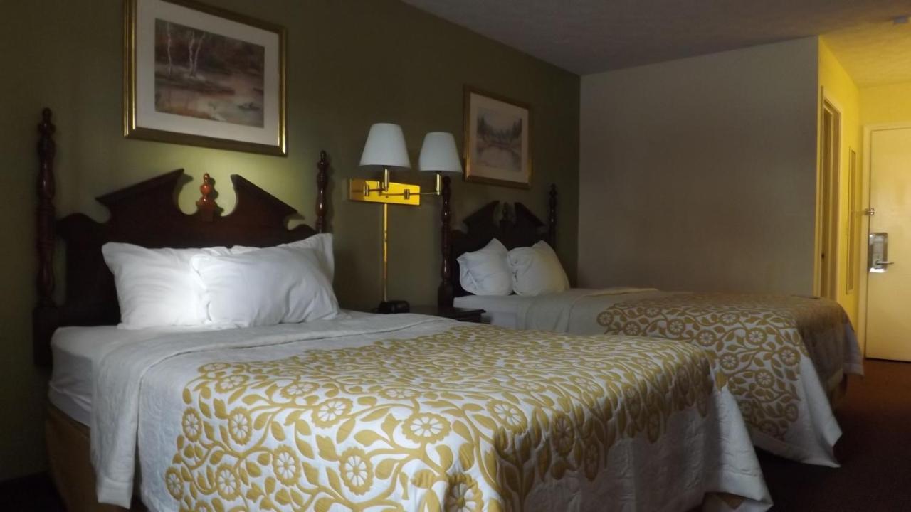 Days Inn By Wyndham Amherst Dış mekan fotoğraf