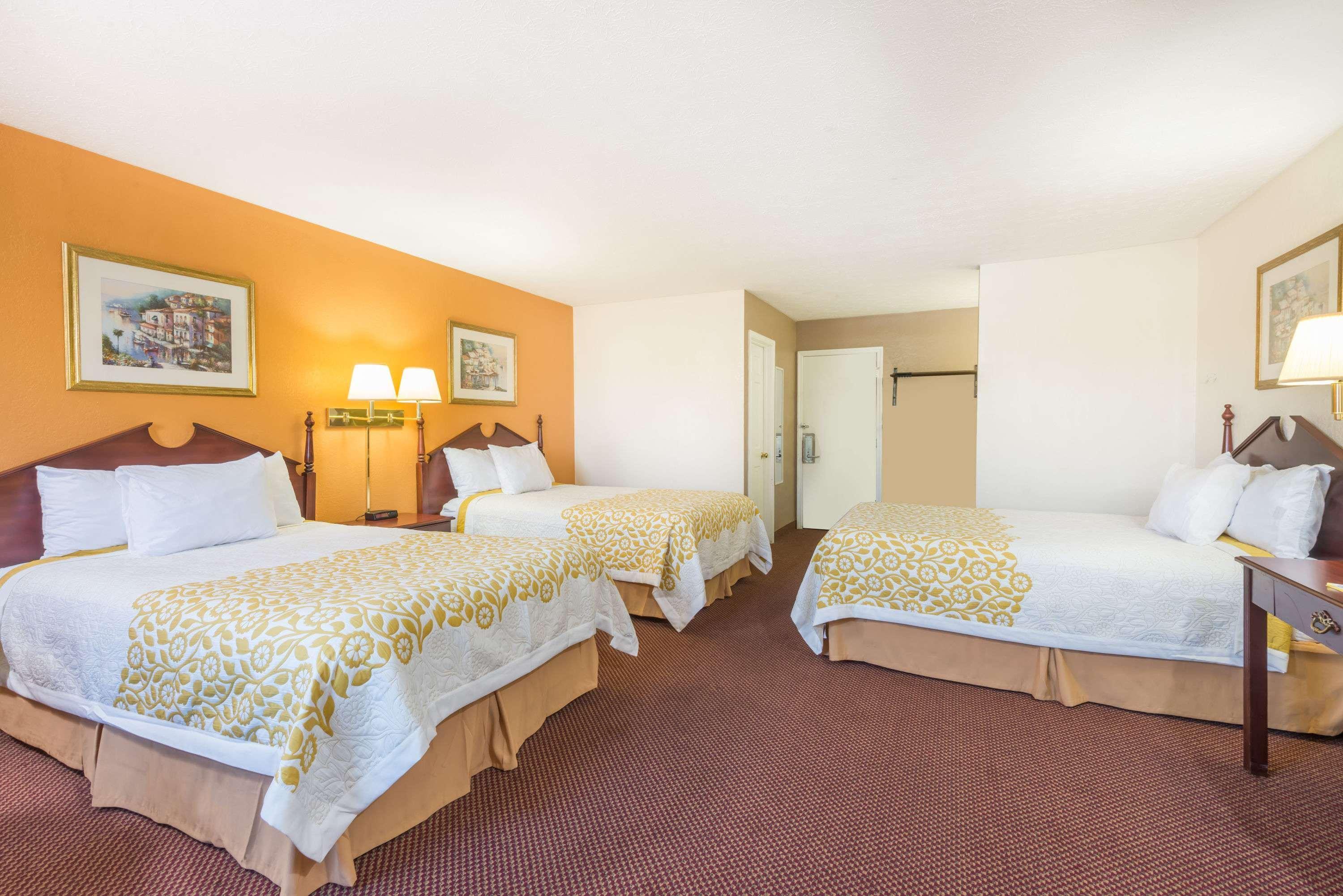 Days Inn By Wyndham Amherst Dış mekan fotoğraf