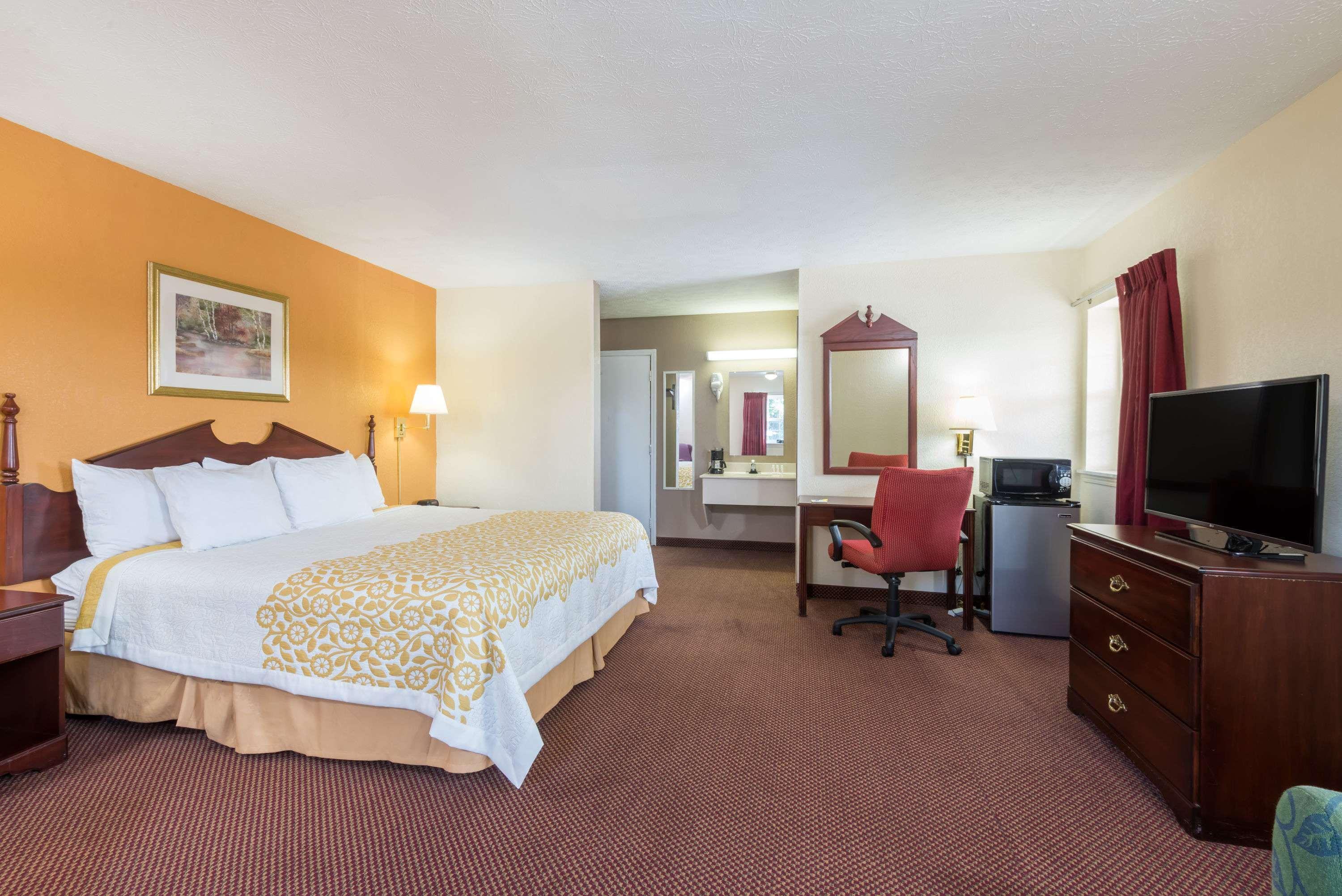 Days Inn By Wyndham Amherst Dış mekan fotoğraf
