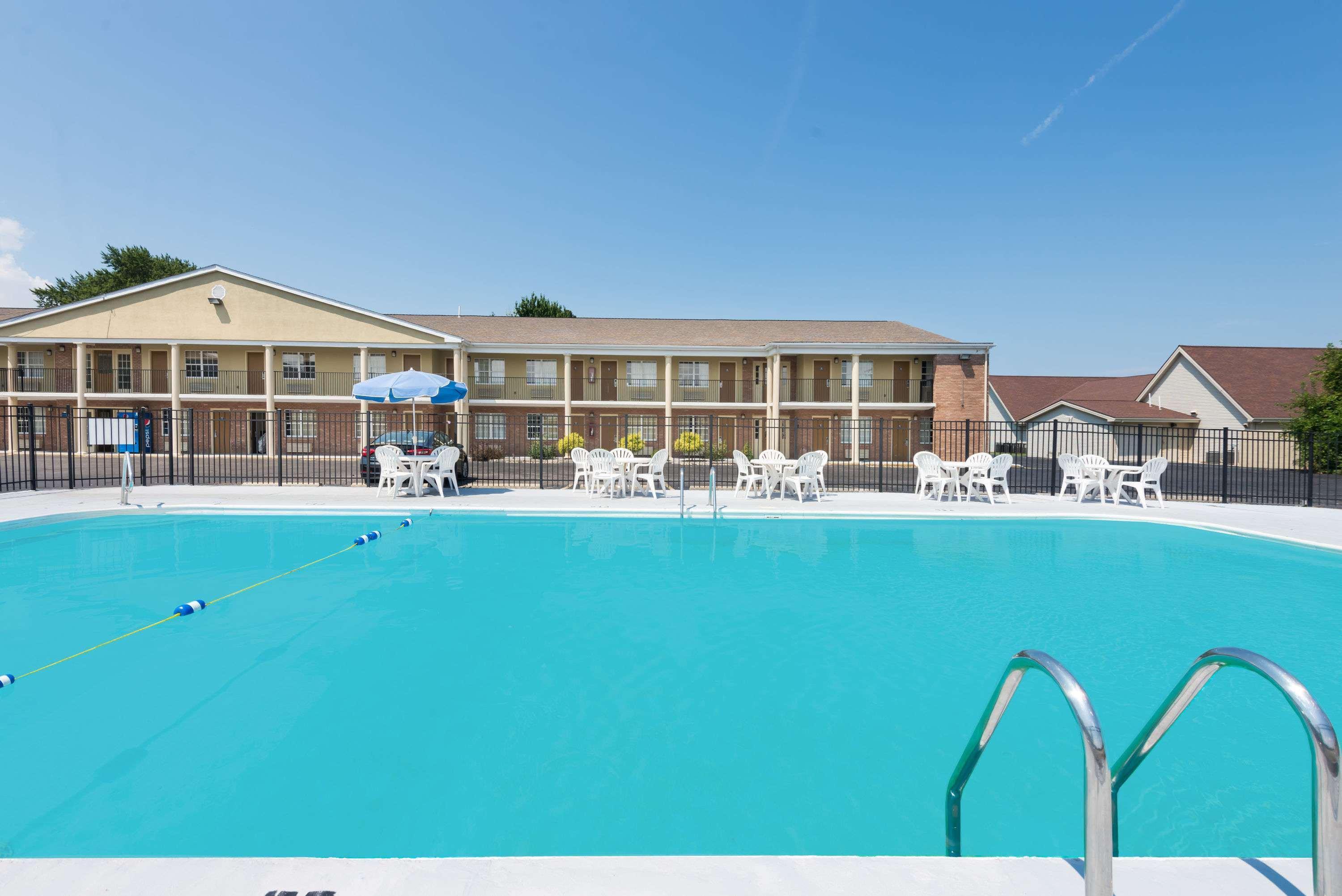 Days Inn By Wyndham Amherst Dış mekan fotoğraf