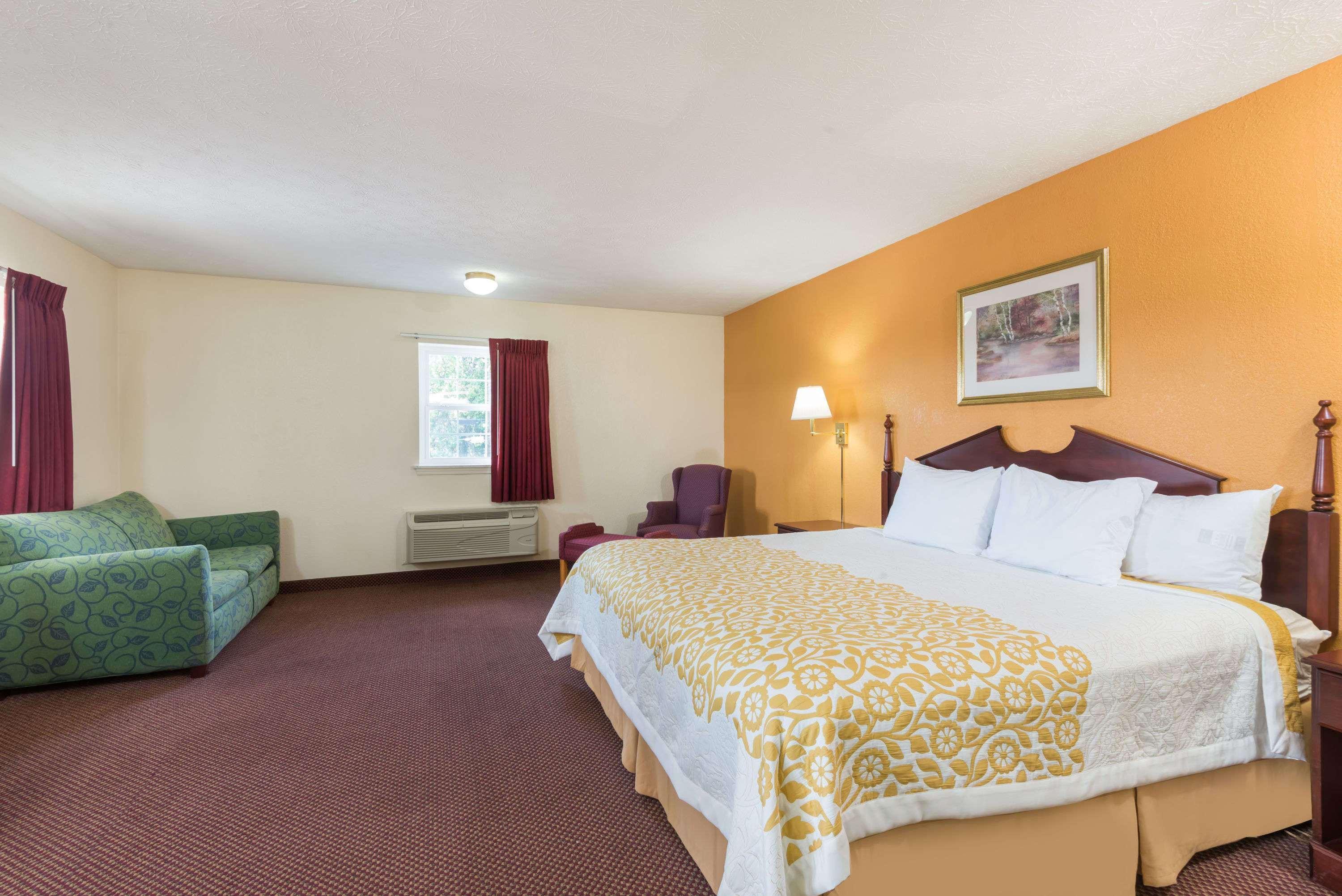Days Inn By Wyndham Amherst Dış mekan fotoğraf
