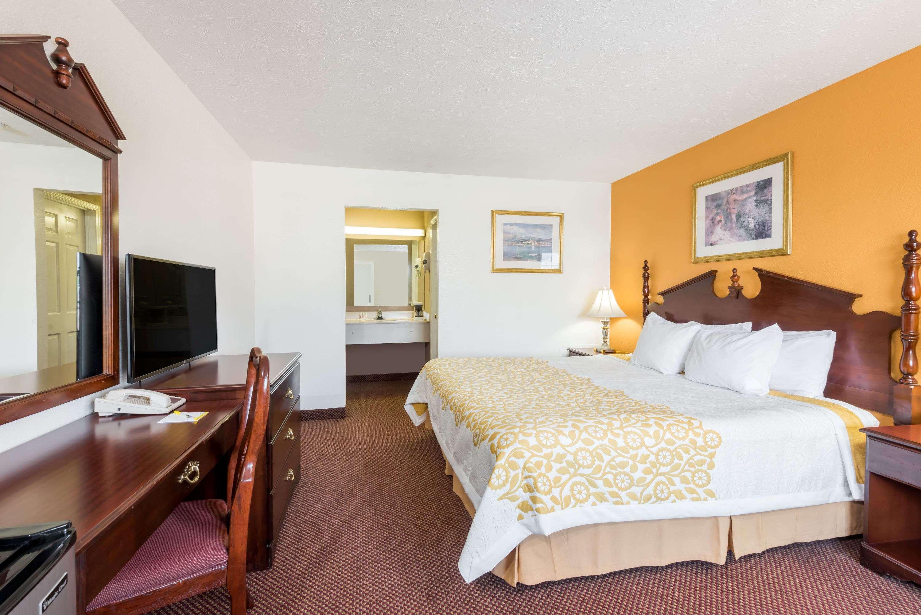 Days Inn By Wyndham Amherst Dış mekan fotoğraf