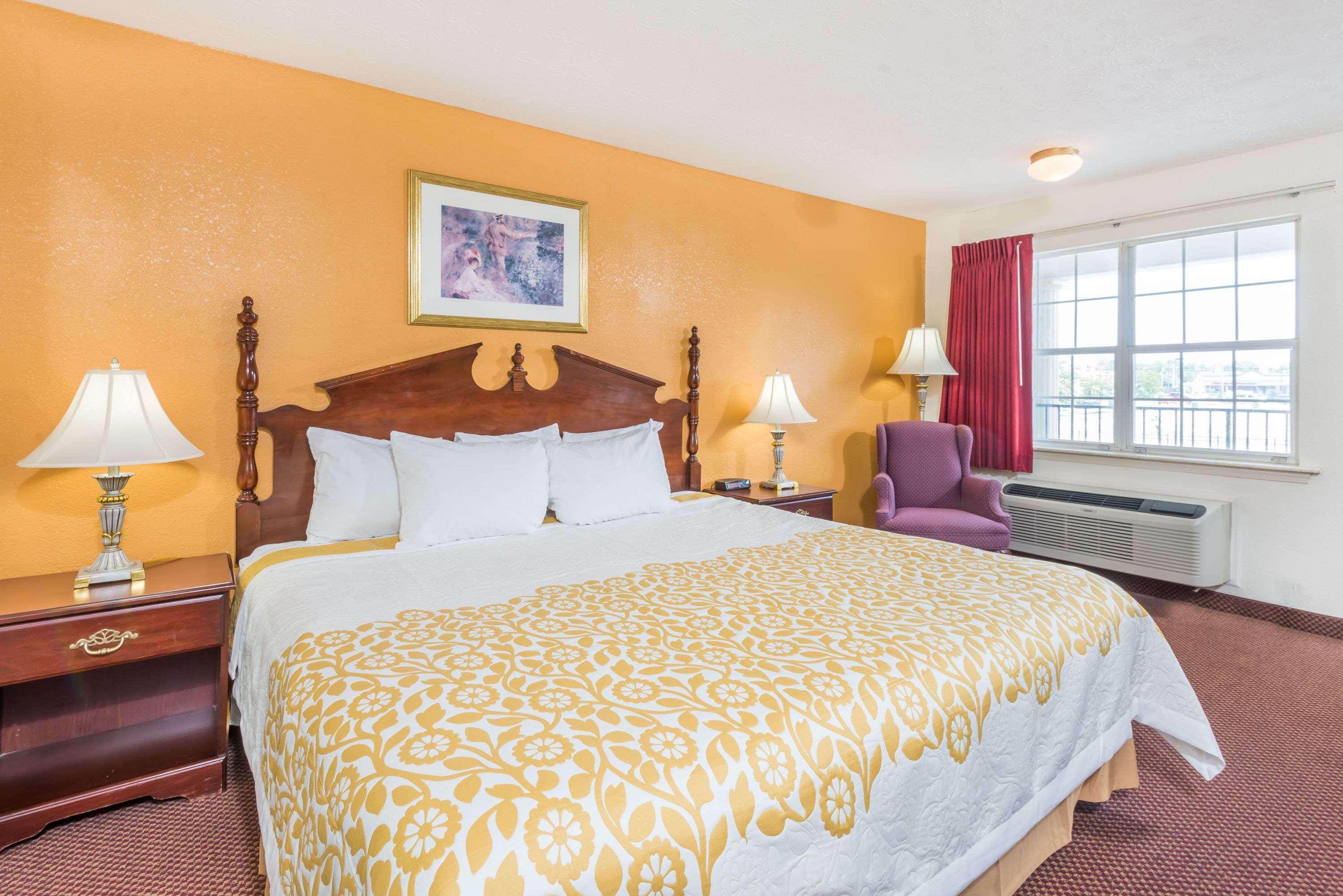 Days Inn By Wyndham Amherst Dış mekan fotoğraf