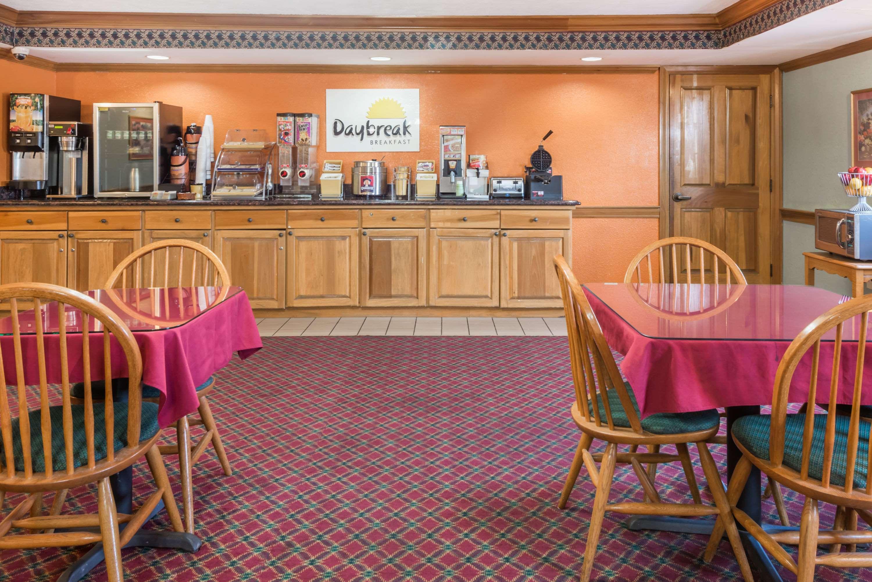 Days Inn By Wyndham Amherst Dış mekan fotoğraf
