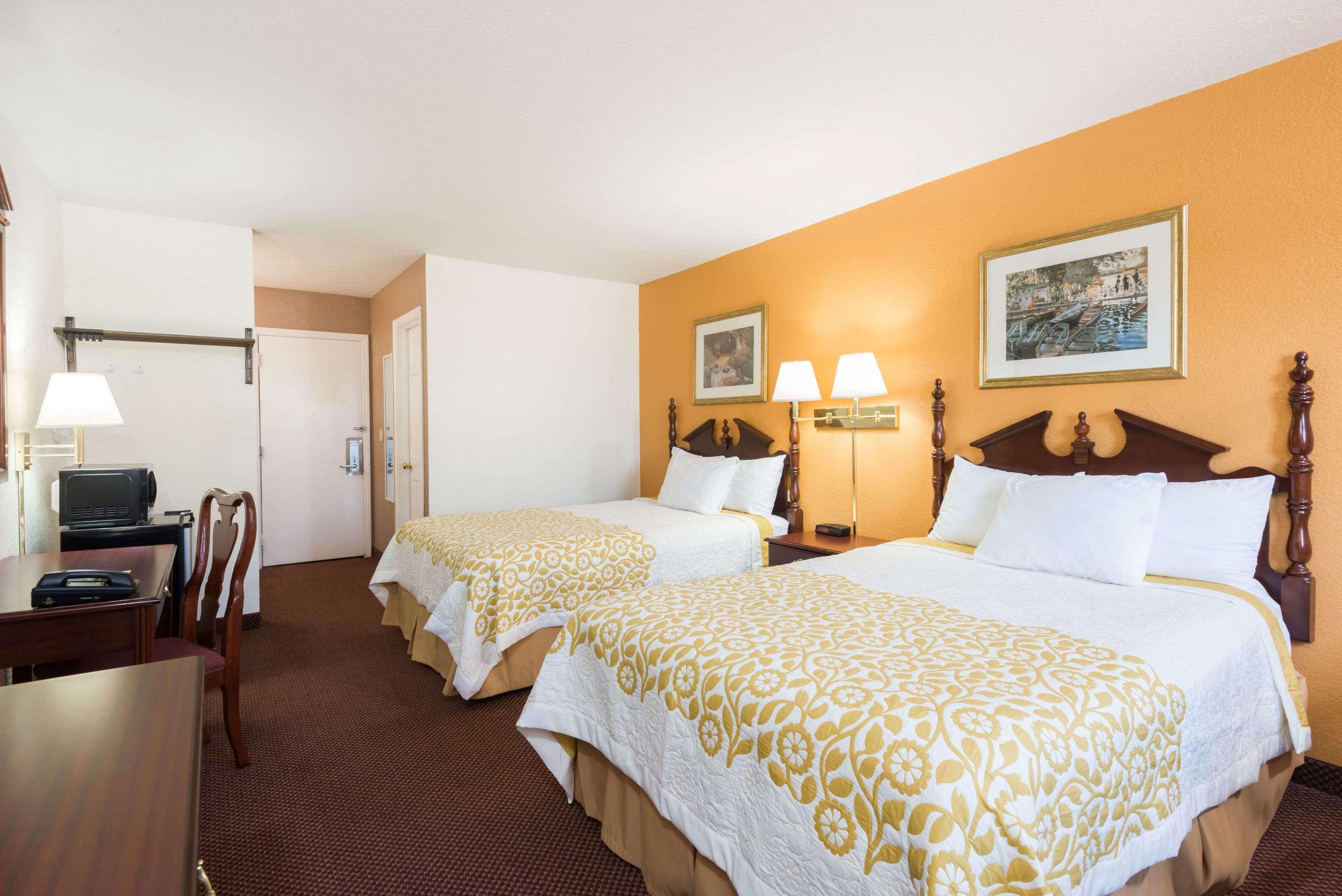 Days Inn By Wyndham Amherst Dış mekan fotoğraf