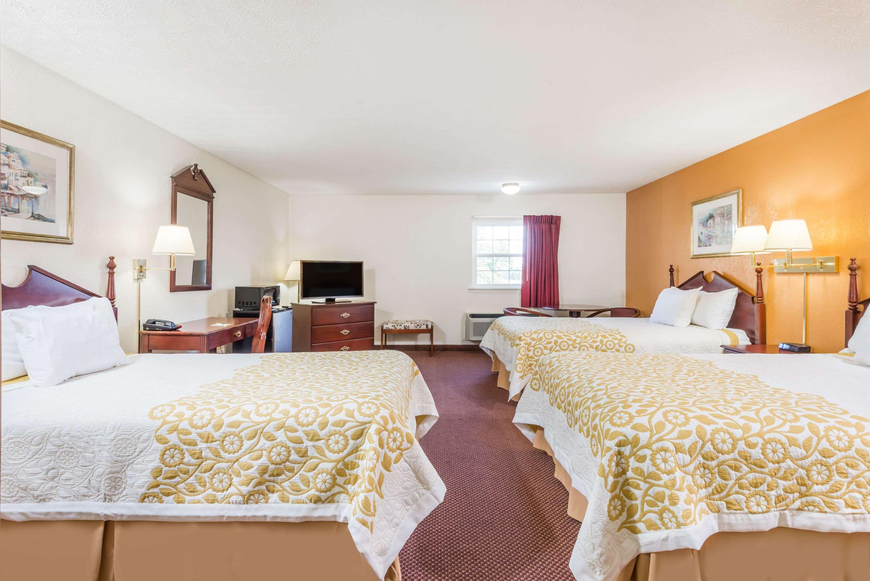Days Inn By Wyndham Amherst Dış mekan fotoğraf