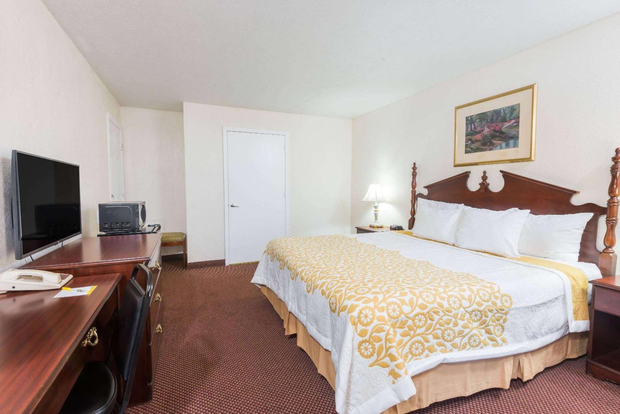 Days Inn By Wyndham Amherst Dış mekan fotoğraf
