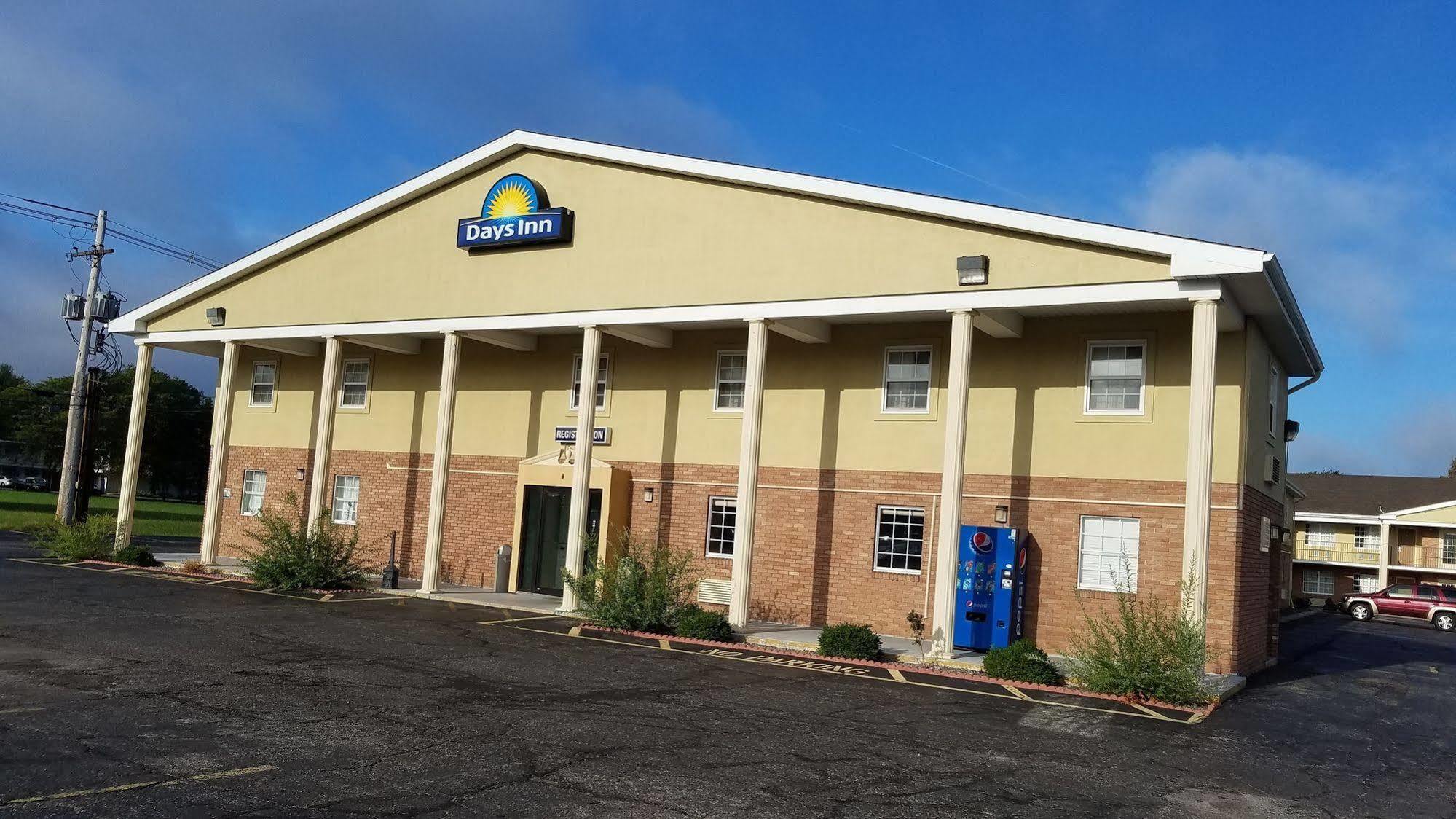 Days Inn By Wyndham Amherst Dış mekan fotoğraf