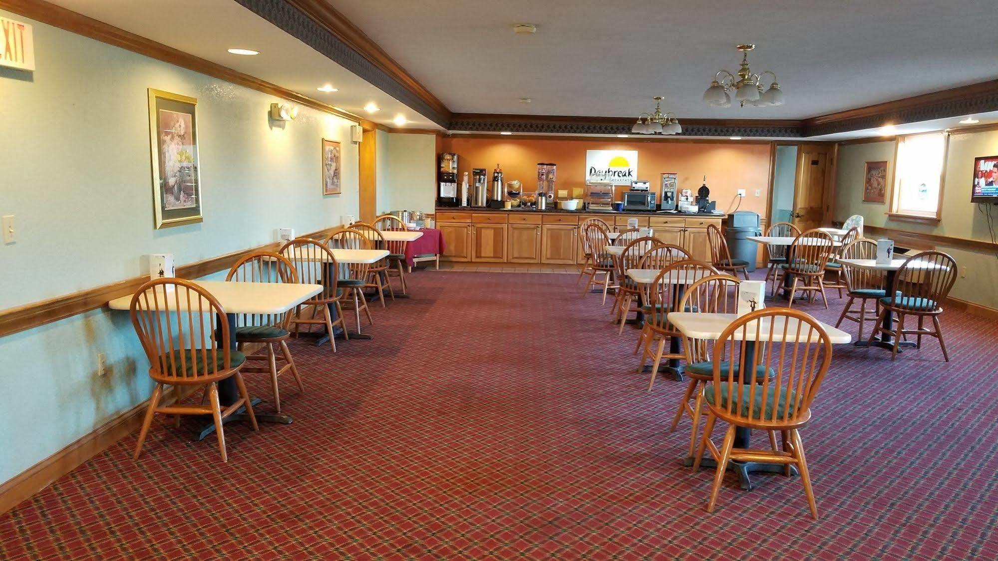 Days Inn By Wyndham Amherst Dış mekan fotoğraf